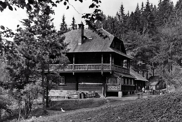 Historyczne już zdjęcie Zameczku Myśliwskiego jeszcze na Polanie Przysłupiańskiej (aktualnie Zameczek znajduje się w centrum Wisły i jest siedzibą PTTK
