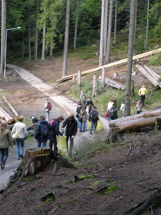Sprzątanie Świata na terenie Nadleśnictwa Wisła przez młodzież okolicznych szkół
